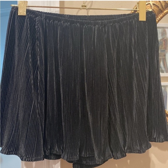 VESTIQUE PLISSE BLACK SHORTS- small - Picture 5 of 5